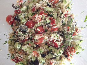 couscous salade met tomaat, geroosterde paprika en olijven